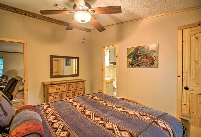 Broken Bow Oasis: Hot Tub, Fire Pit & Patio