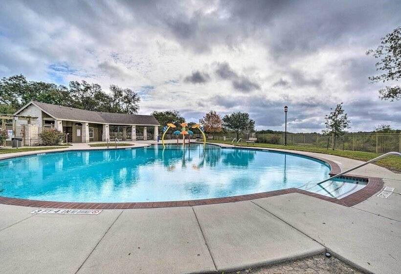 San Antonio Retreat W/ Fireplace + Pool Access!