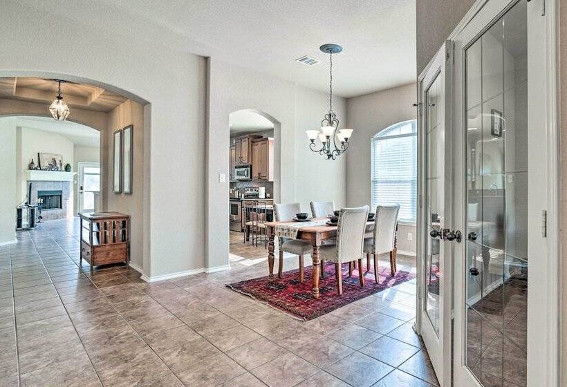 San Antonio Retreat W/ Fireplace + Pool Access!