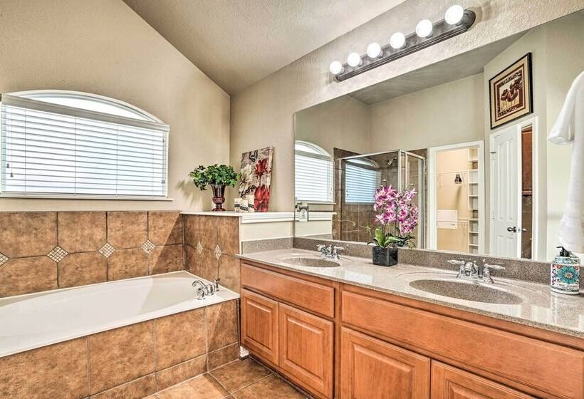 San Antonio Retreat W/ Fireplace + Pool Access!