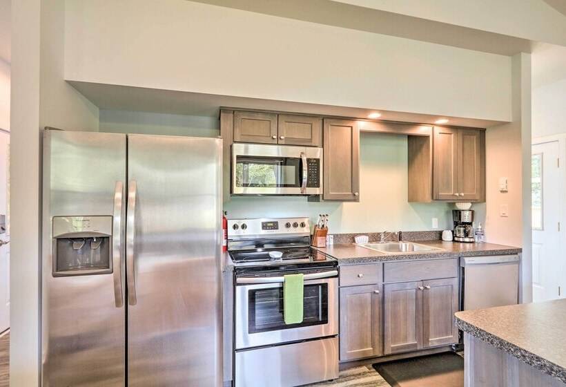 15 Mi To Camelback Mtn: Waterfront Cottage!