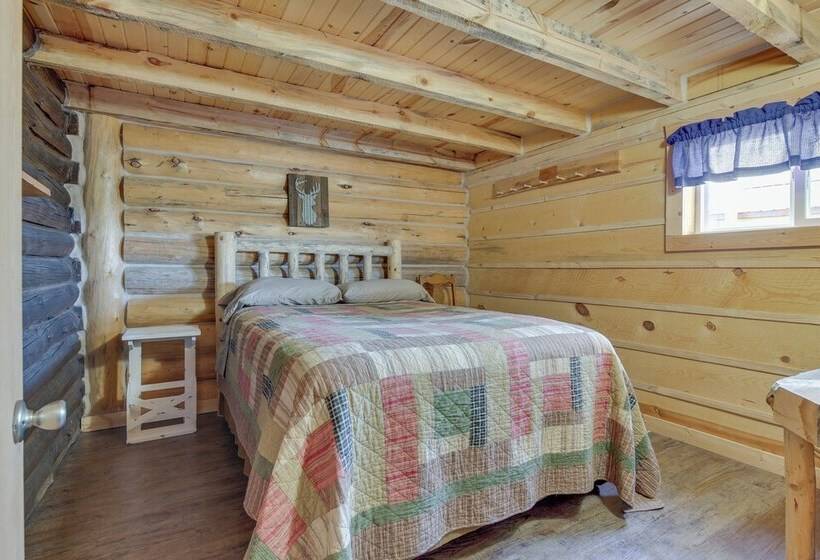 Secluded Belle Fourche Cabin: Group Friendly!