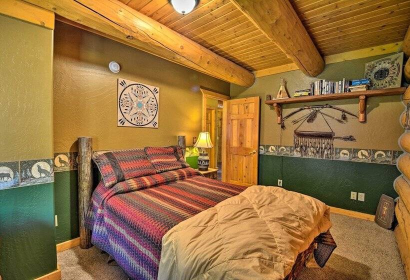 Custom Bitterroot Valley Cabin W/ Hot Tub & Views!