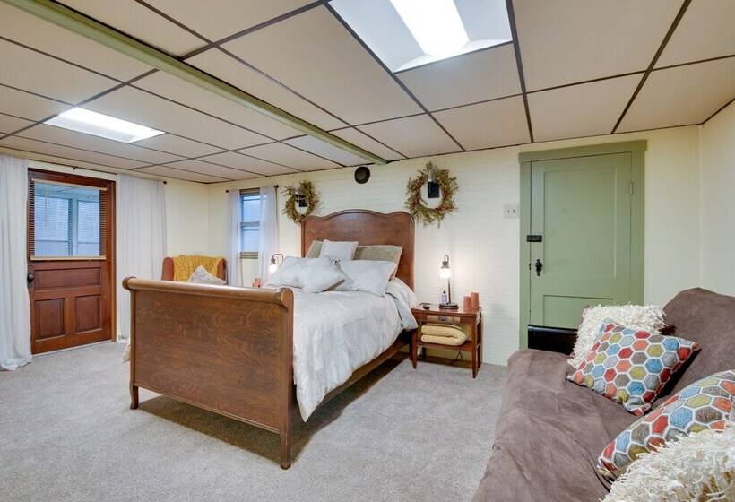 Home On Shared 10 Acres, On Site Trail Access