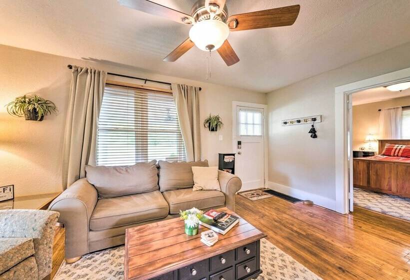 Lucky Dawg  Pet Friendly Abode Near St Louis!