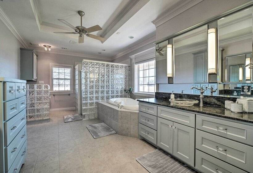 Luxurious Navasota Retreat   14 Mi To A & M!