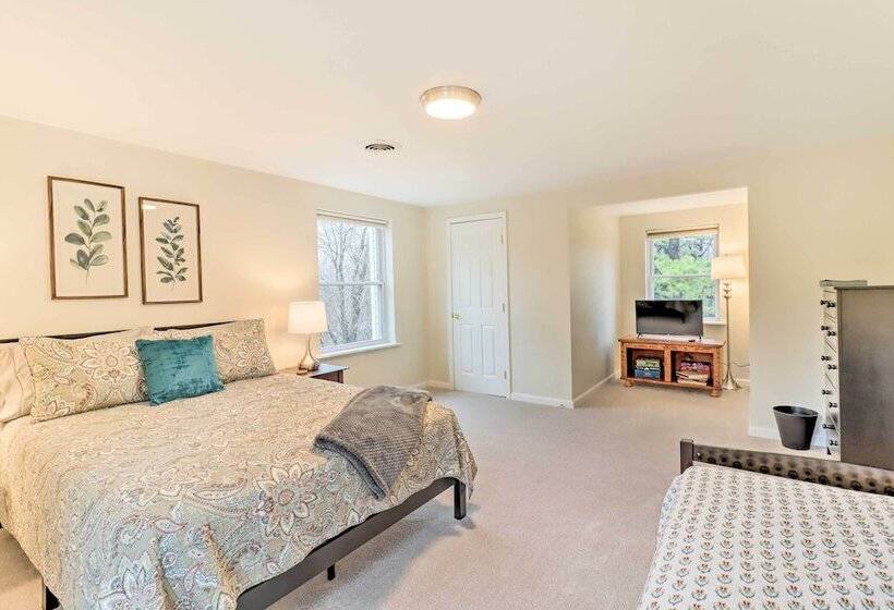 Blakeslee Home W/ Private Hot Tub, 5 Mi To Skiing!