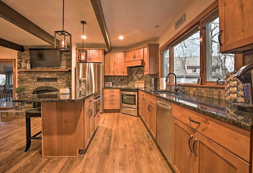 Mountaintop Wintergreen Resort Home W/ Deck, Views