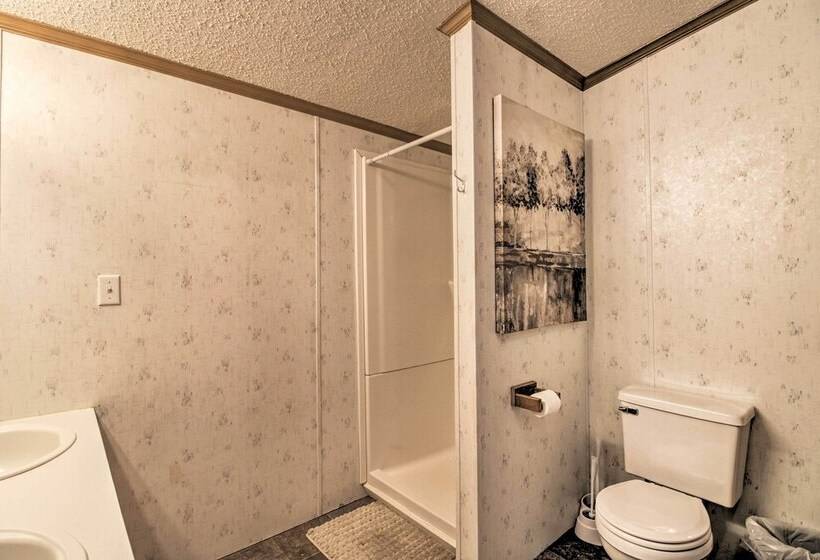 Quaint Pequot Home < 1 Mi From Lake Access!
