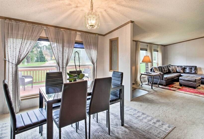 Quaint Pequot Home < 1 Mi From Lake Access!