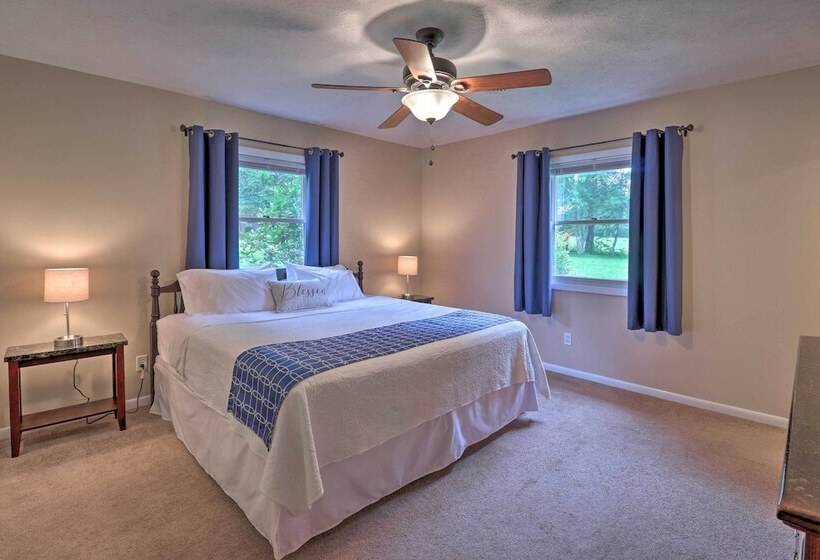 Hendersonville Home W/ Fire Pit: 5 Mi To Downtown!