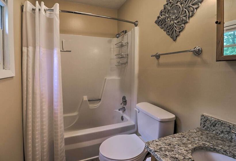 Hendersonville Home W/ Fire Pit: 5 Mi To Downtown!