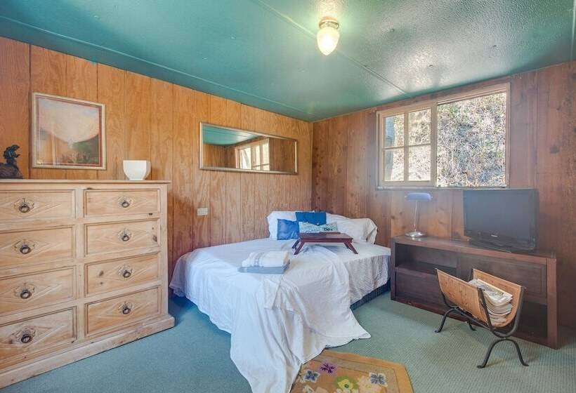 Topanga Canyon Rustic Treetop Trailer On 16 Acres!