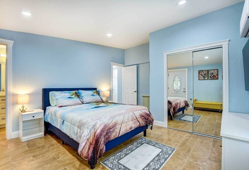 Sarasota Home W/ Screened Porch, Walk To Zoo!