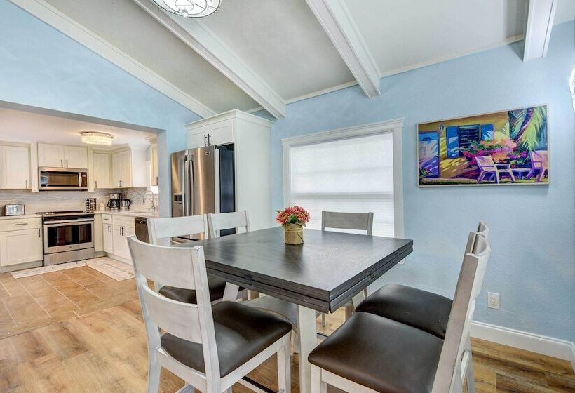 Sarasota Home W/ Screened Porch, Walk To Zoo!