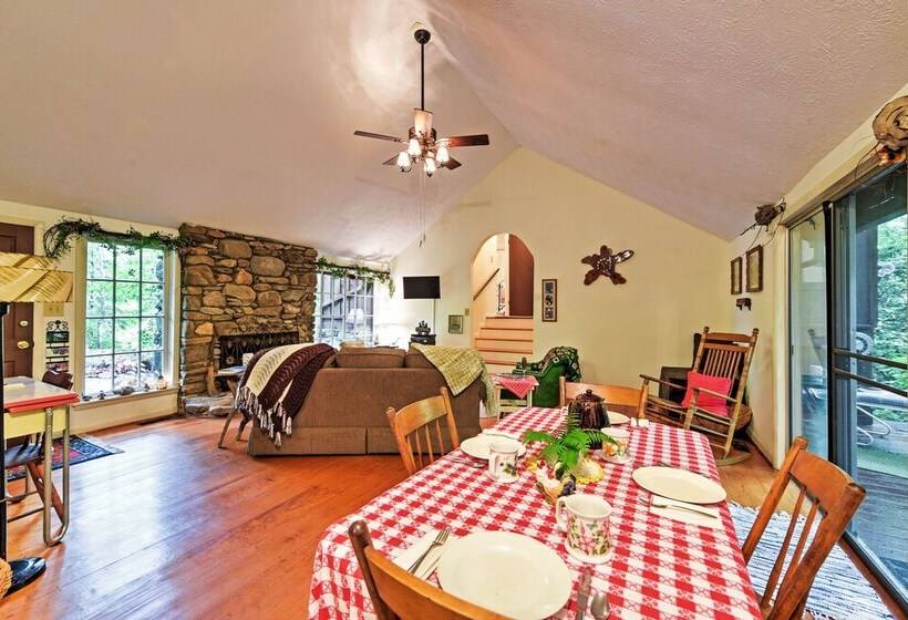 Serene Creekside Cottage Near Mount Pisgah!