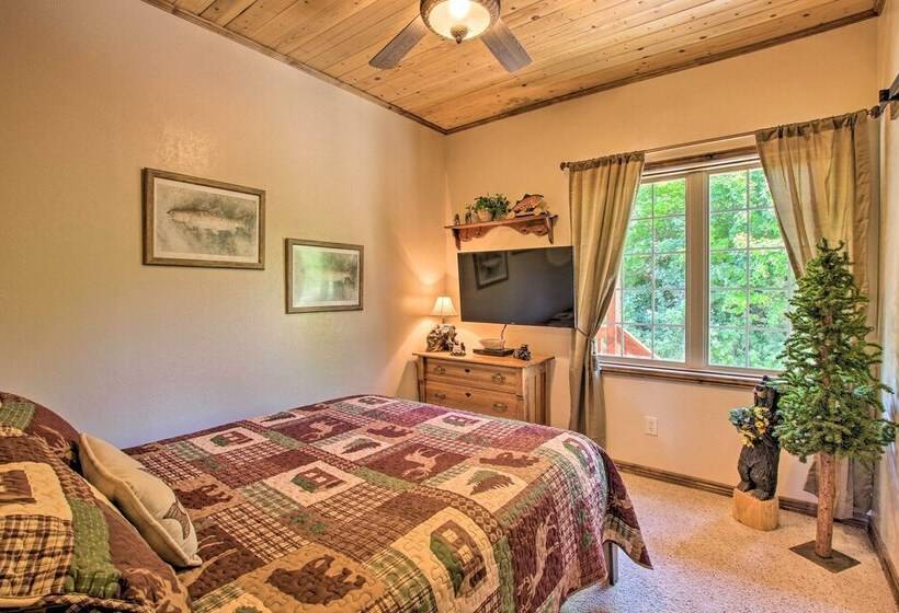 Spacious Fish Haven Cabin W/ Game Room + Deck!
