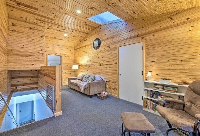 Spacious Kansas Retreat: On Site Disc Golf!