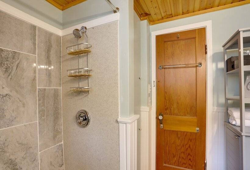 Spacious Lakeside Cottage   2 Miles To Marblehead!