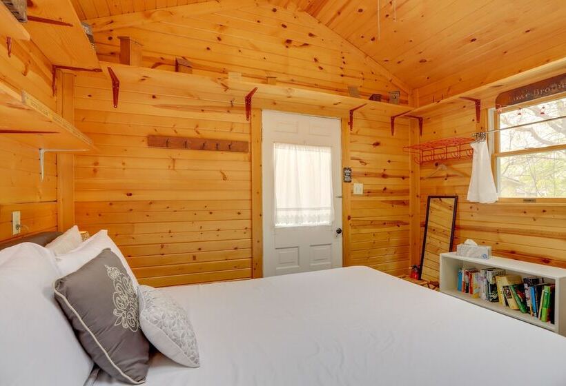 Spacious Lakeside Cottage   2 Miles To Marblehead!