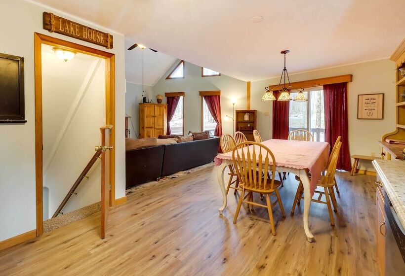 Spacious Pocono Lake House Near Skiing & Swimming!