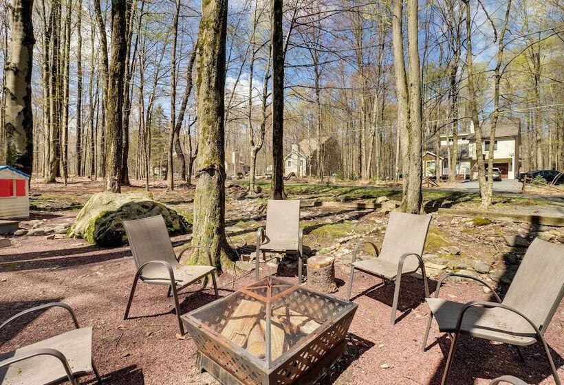 Spacious Pocono Lake House Near Skiing & Swimming!
