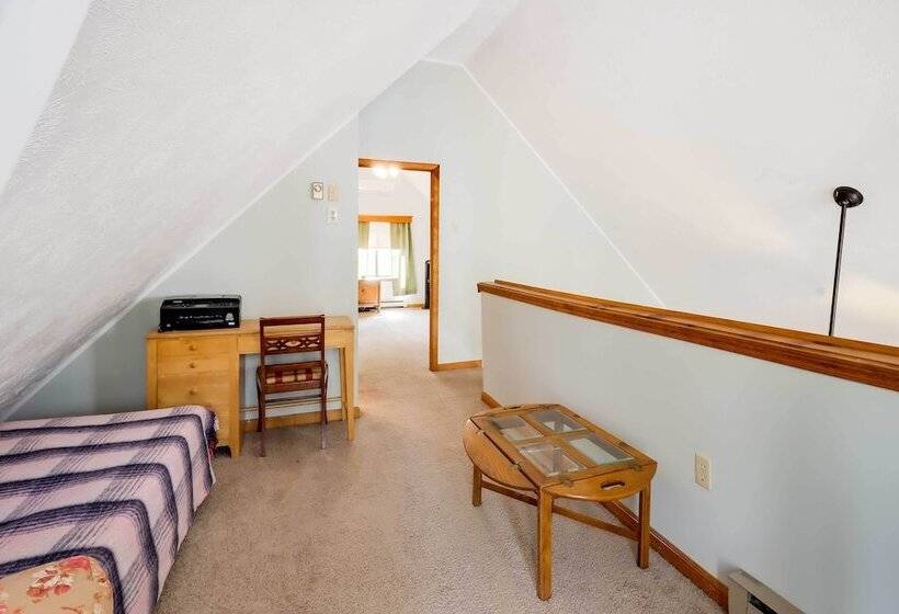 Spacious Pocono Lake House Near Skiing & Swimming!