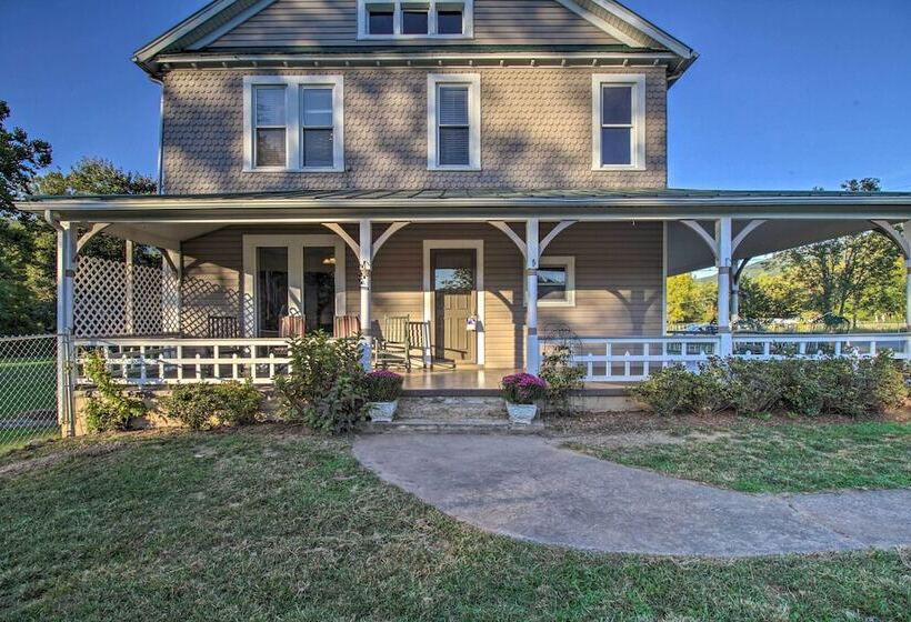 Spacious Virginia Retreat W/ Mountain Views