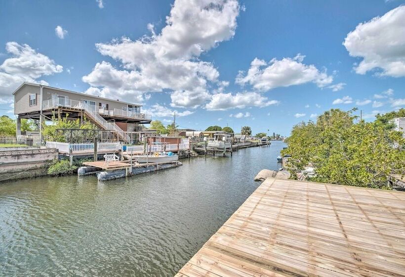Sunny Hudson Escape W/ Gulf Views & Boat Dock