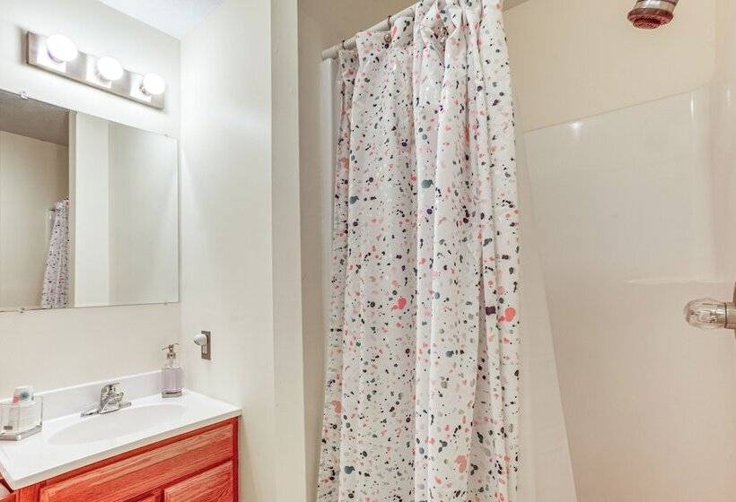 Cabin W/ Deck & Screened In Porch In New Market!