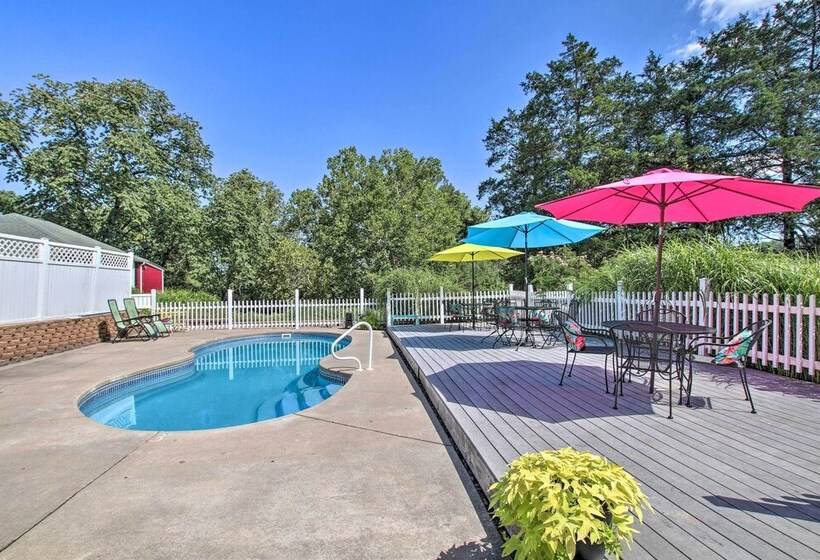 Turtle Rock    Ironton Cabin W/ Furnished Patio!