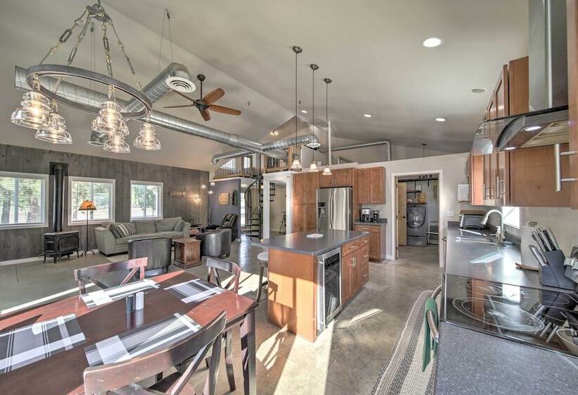 Unique Country Farmhouse Near Lake Roosevelt