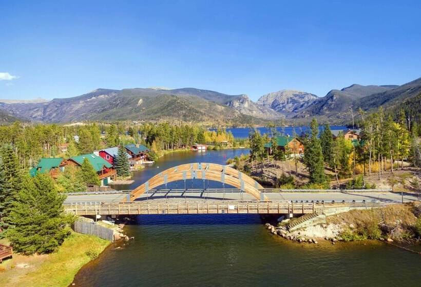 2 Blocks To Grand Lake: Updated Western Cabin!