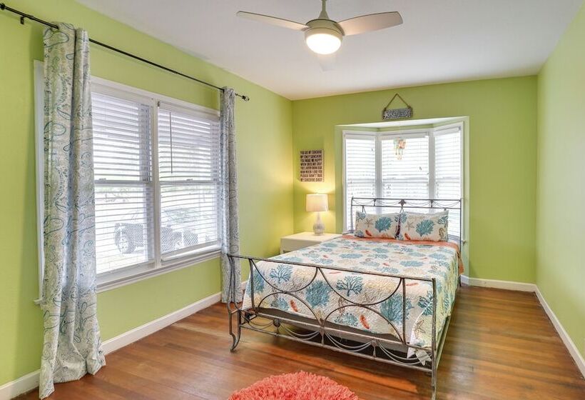 Vintage Corpus Christi Home   2 Blocks From Beach!