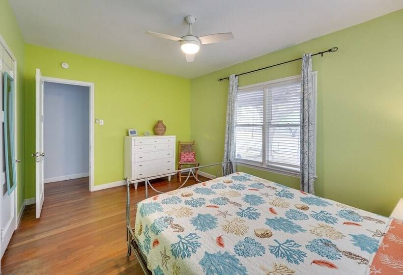 Vintage Corpus Christi Home   2 Blocks From Beach!