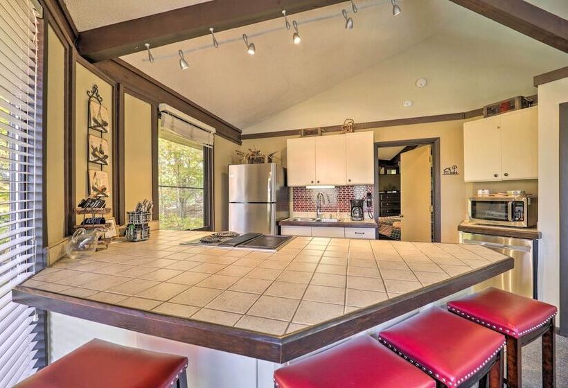Skiway Chalet  Home W/ Hot Tub In Beech Mountain!
