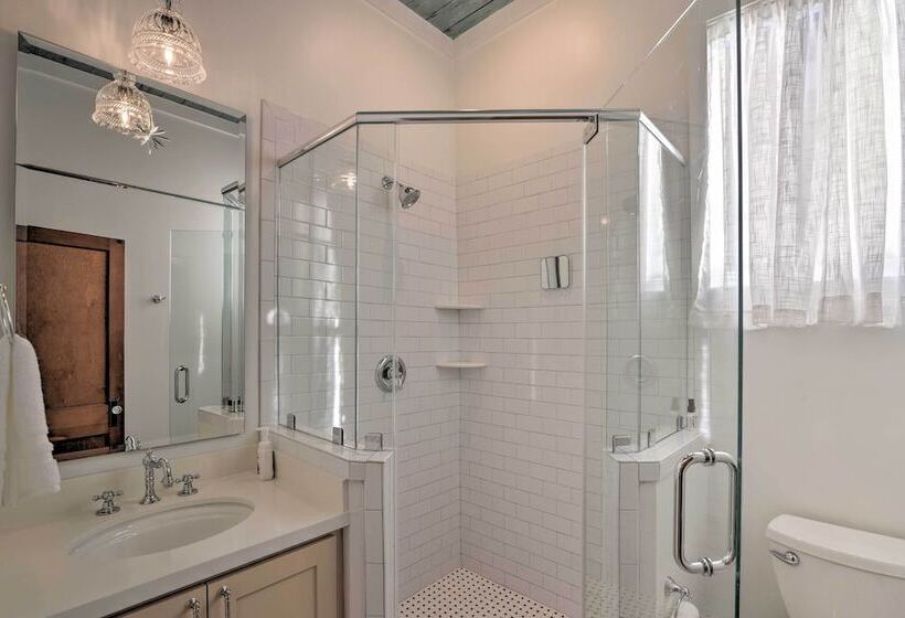 Near Beach & Strand: Bright Cottage In Galveston