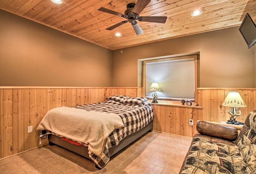 Cabin W/ Fire Pit & Movie Room, 1 Mi To Lake