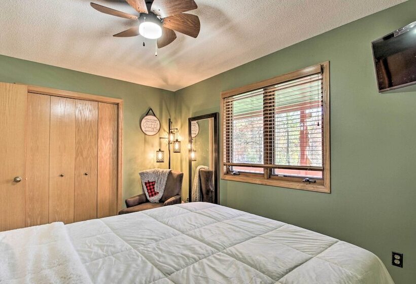 Cabin W/ Fire Pit & Movie Room, 1 Mi To Lake