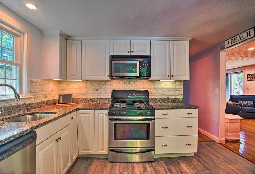 Cape Cod Bungalow W/ Patio < 1 Mi To Beaches!