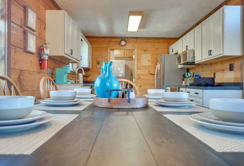 Central Sevierville Cabin W/ Hot Tub & Views!