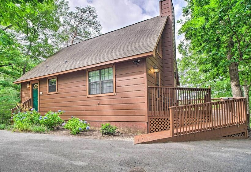 Central Sevierville Cabin W/ Hot Tub & Views!
