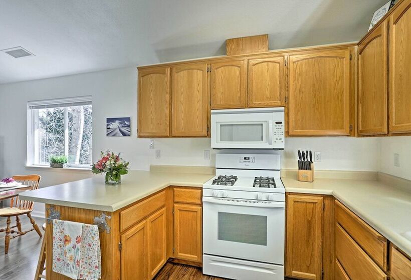 Centrally Located Mt Shasta Home W/ Deck!