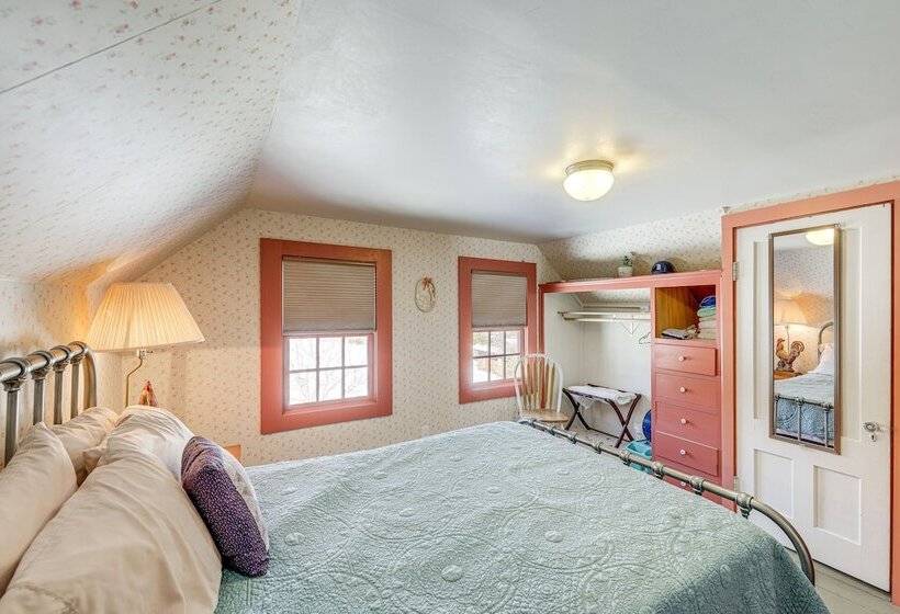 Charming Lovell Farmhouse   17 Acres W/ Mtn Views!