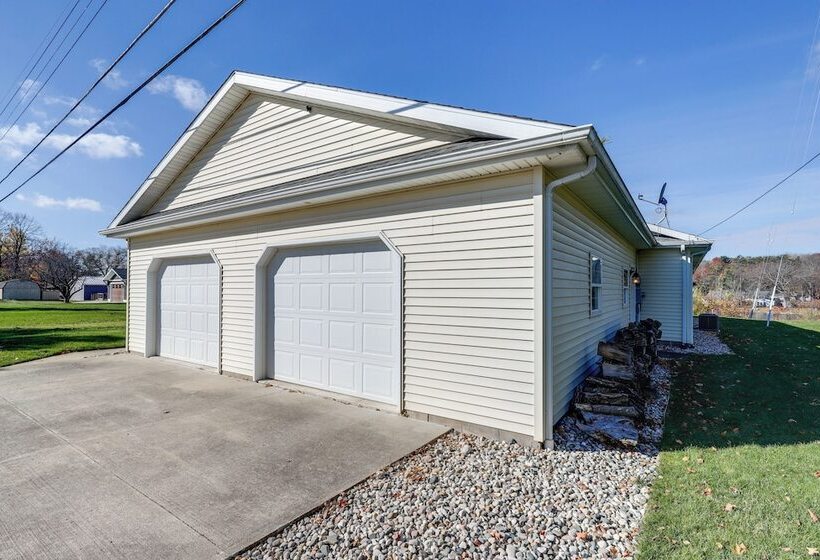 Charming Stanwood Home On Muskegon River!
