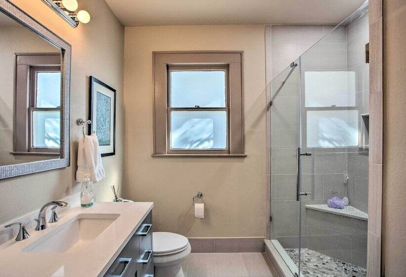 Dallas Couples Retreat: Walk To Lower Greenville!