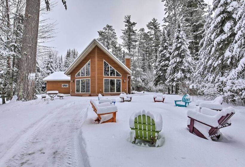 Cozy Eagle River Home W/ Paddleboard & 2 Kayaks!