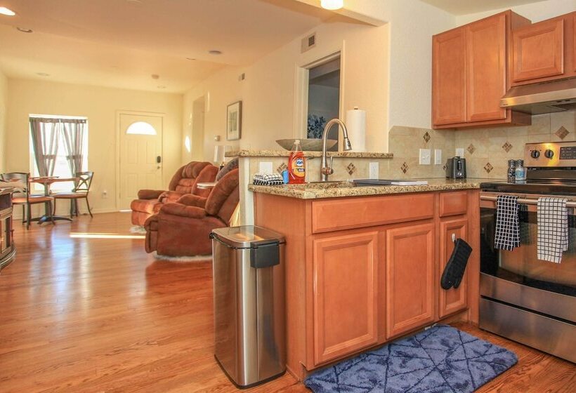 Downtown Home W/ Grill: 5 Mi To Garden Of The Gods