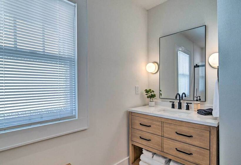 Family Friendly Des Moines Retreat W/ Patio!