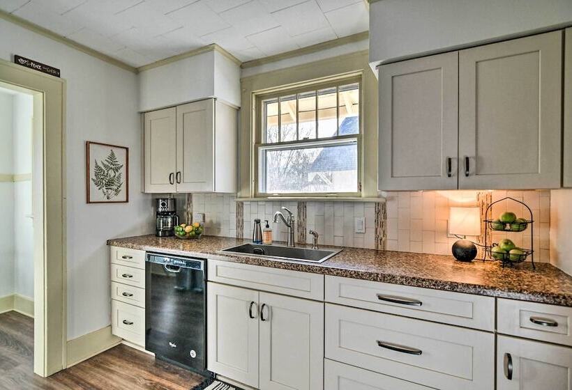 Family Friendly Des Moines Retreat W/ Patio!